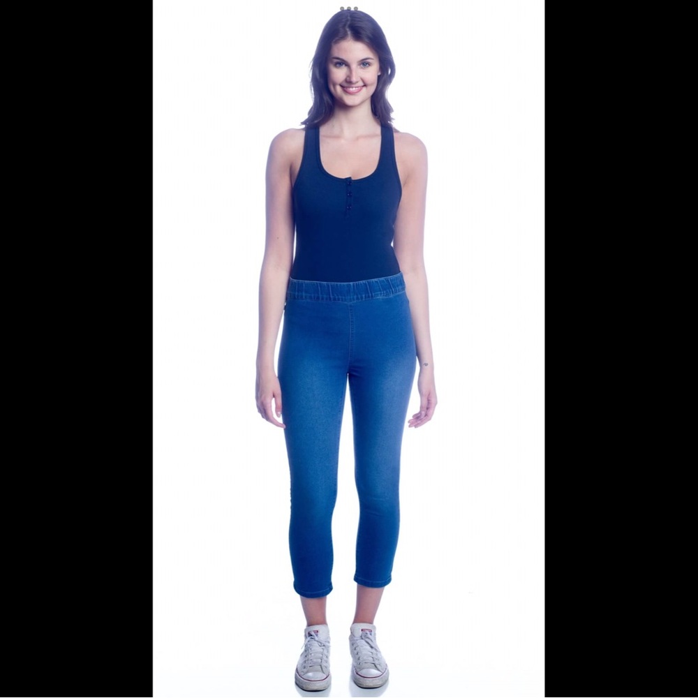 Stretch Denim Pull-On Crop Capri-Light Wash